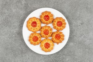homemade-cookies-with-jelly-white-plate